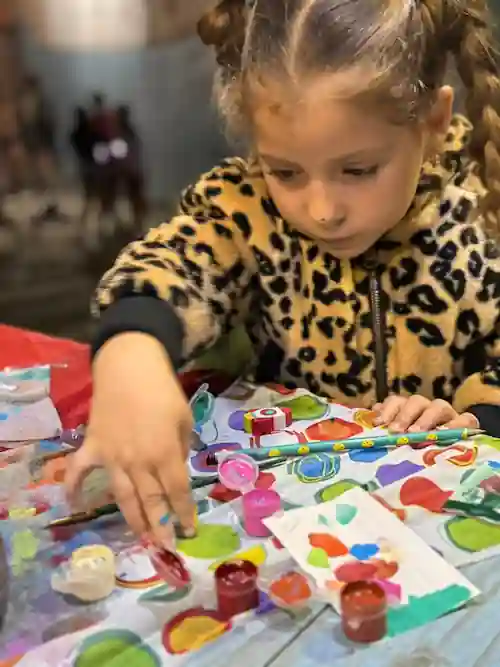 Niña concentrada trabajando en sus obras